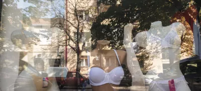 ﻿- 12.9 - 28.9.2014 - Simbolične fotografije - potovanje - Balkan, Makedonija, Skopje, žensko spodnje perilo  //FOTO: Jaka Gasar