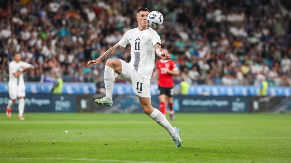 Benjamin Šeško je na uvodnih tekmah proti Avstriji in Kazahstanu v ligi narodov v Stožicah dosegel vse štiri gole za Slovenijo – enega proti Avstrijcem in kar tri proti Kazahstancem. Foto: Bojan Velikonja