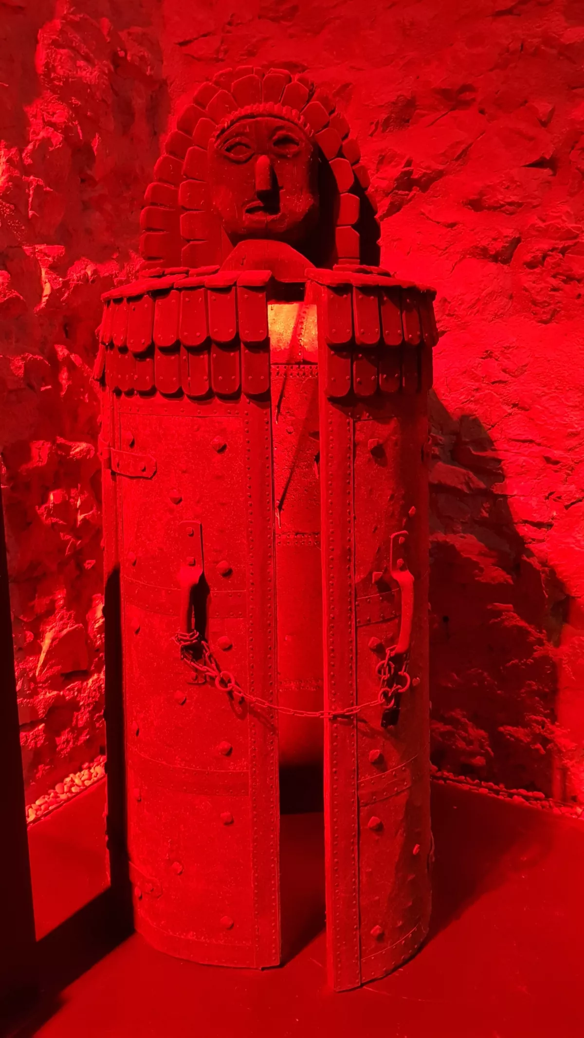 Ta predmet spominja na egipčanski sarkofag, le da vanj niso spoštljivo polagali mrtvih, ampak žive. Potisnili so jih v te stoječe krste, kjer so jih čakali ošiljeni koli; delo so končala vrata, ravno tako polna konic. Foto: Tanja Lesničar - Pučko