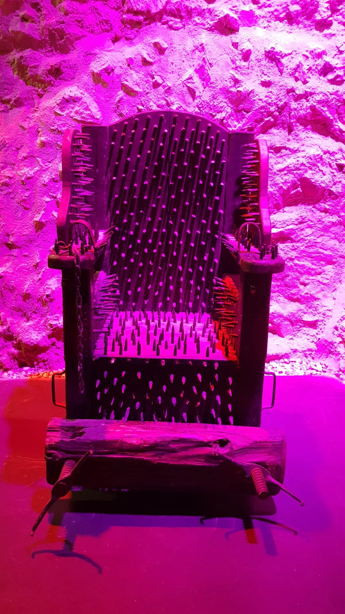 Na ta čarovniški stol je mati Cerkev leta 1673 posadila Marino Vukanovec iz Hrastovca. Na njem sedela 83 ur. V čevlje so ji vlivali tudi razbeljeni loj, a ni priznala, da zna čarati. Od muk je izgubila razum in kasneje umrla. Če bi priznala, bi zanjo zgradili grmado. Foto: Tanja Lesničar - Pučko