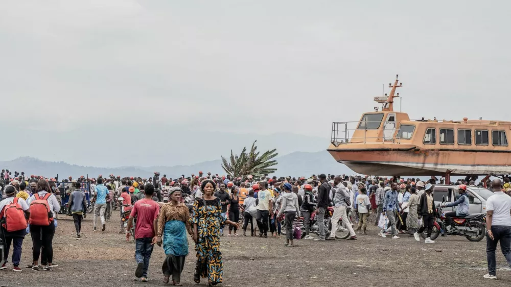 Residents gather to witness the search and rescue mission after a boat ferrying passengers and goods from the Minova villages sank in Lake Kivu near the Port of Kituku in Goma, North Kivu province of the Democratic Republic of Congo October 3, 2024. REUTERS/Stringer