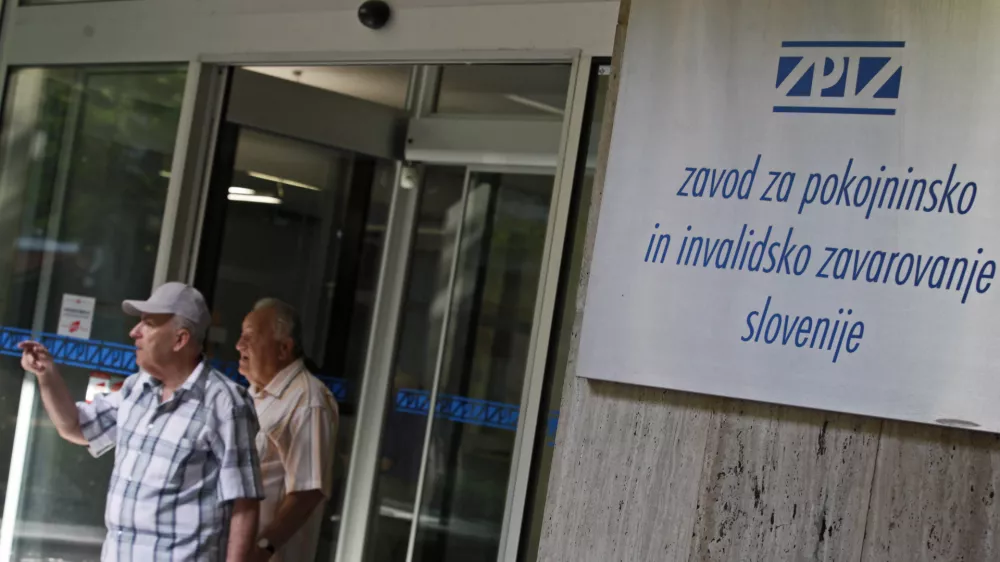 - Ilustrativna fotografija,starej&scaron;i občani, upokojenci, pokojnina, pokojninska reforma- ZPIZ (Zavod za pokojninsko in invalidsko zavarovanje Slovenije)//FOTO: Luka CjuhaOPOMBA: ZA OBJAVO V ČASOPISU DNEVNIK