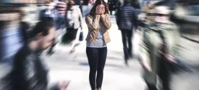 Panic attack in public place. Woman having panic disorder in city. Psychology, solitude, fear or mental health problems concept. Depressed sad person surrounded by people walking in busy street. / Foto: Tero Vesalainen