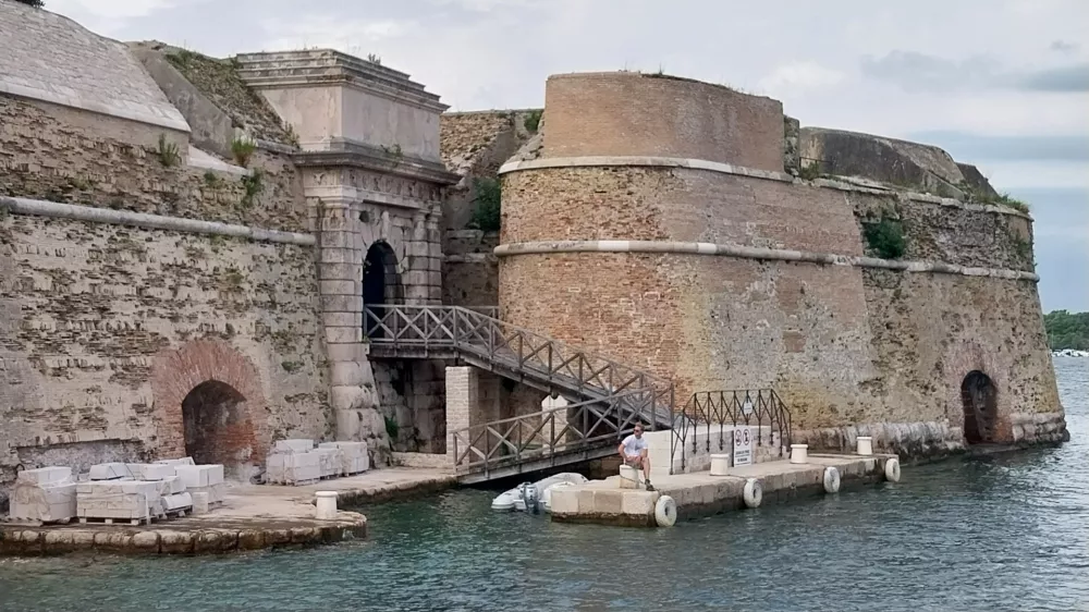 Ko se &Scaron;ibeniku približate z morske strani, boste najprej zagledali impresivno trdnjavo sv. Nikolaja.