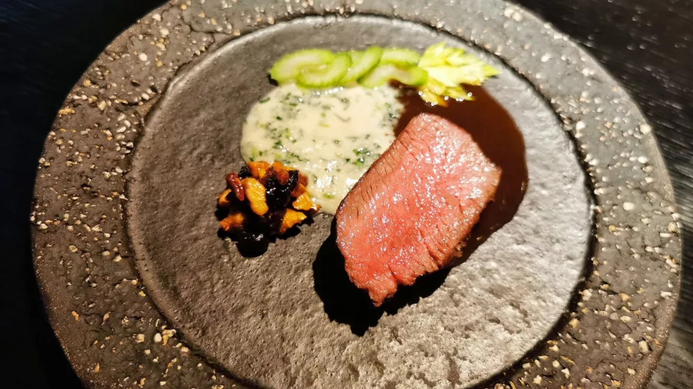 File jelena, omaka jelenovih vampov in stebelna zelena, Restavracija Ta