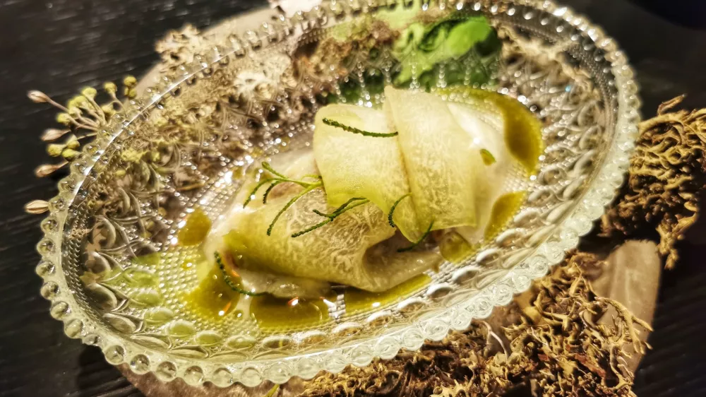 Jelenovo srce z melono, oljčno zeljo in polivko borovih iglic, Restavracija Ta