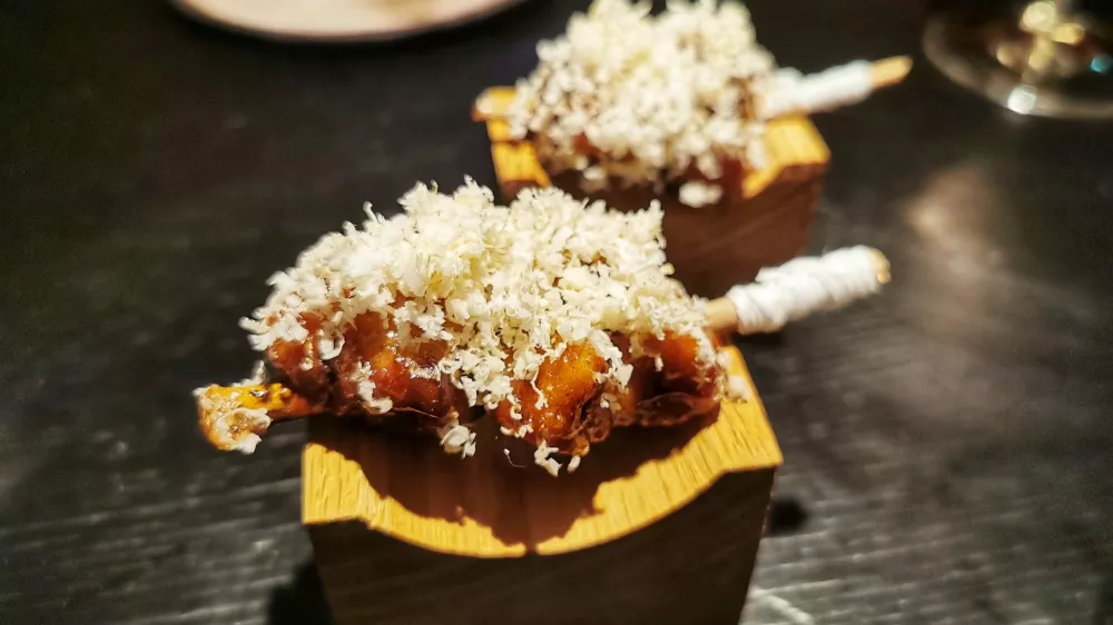 Nabodalo kurjih repkov s hrenom, Restavracija Ta