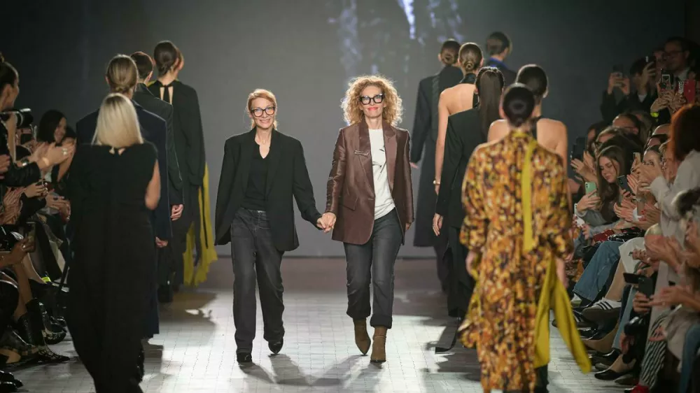 JSP predstavlja ustvarjalni duo &ndash; sestri Jelena in Svetlana Proković že več kot 30 let delujeta na področjih stiliranja, kostumografije in sodobne mode. Foto: LJFW/Jure Makovec