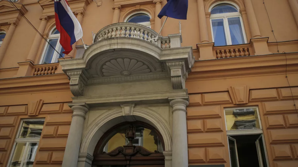 - ustavni sodniki razveljavili davek na nepremičnine - stavba- 28.3.2014 - ustna razglasitev - Ustavno sodi&scaron;če je ustno razglasilo odločitev glede skladnosti zakona o davku na nepremičnine z ustavo - ustavni sodniki so določili da je zakon o davku na nepremičnine v neskladju z ustavo in ga razveljavilo. Odločitev je bila sprejeta soglasno.//FOTO: Luka Cjuha