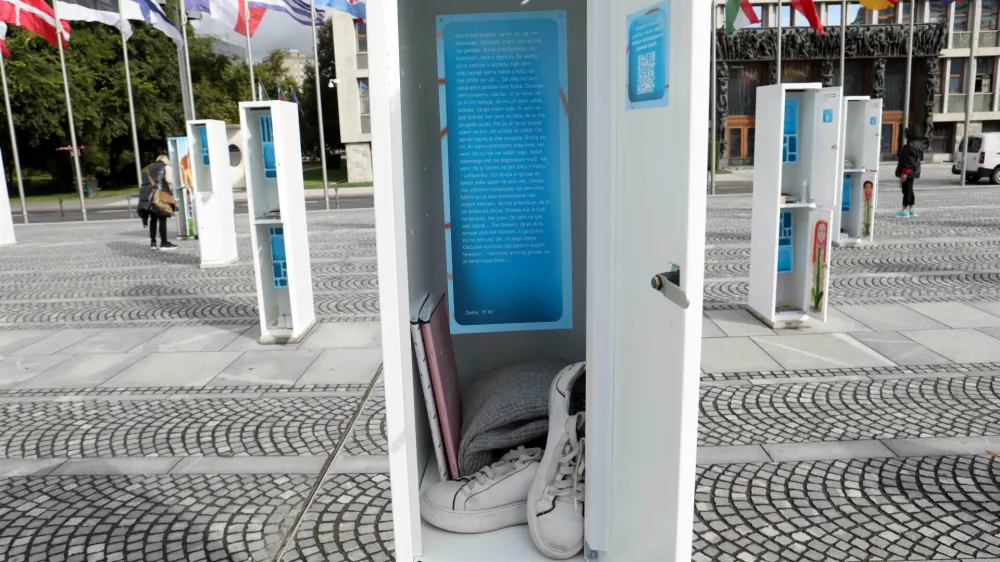 09.10.2024 - UNICEF Slovenija na Trgu republike v Ljubljani odprl 90 Stisk iz omaric – 90 resničnih anonimnih zgodb o stiskah otrok in mladih iz Slovenije.Foto: Tomaž Skale