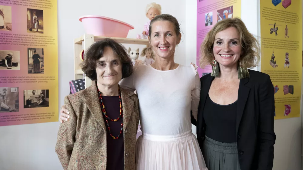 O razstavi smo poklepetali z (z leve strani) Mirjano Ule, Heleno Valas in Tanjo Rudolf Čenčič. Foto: Nik Erik Neubauer