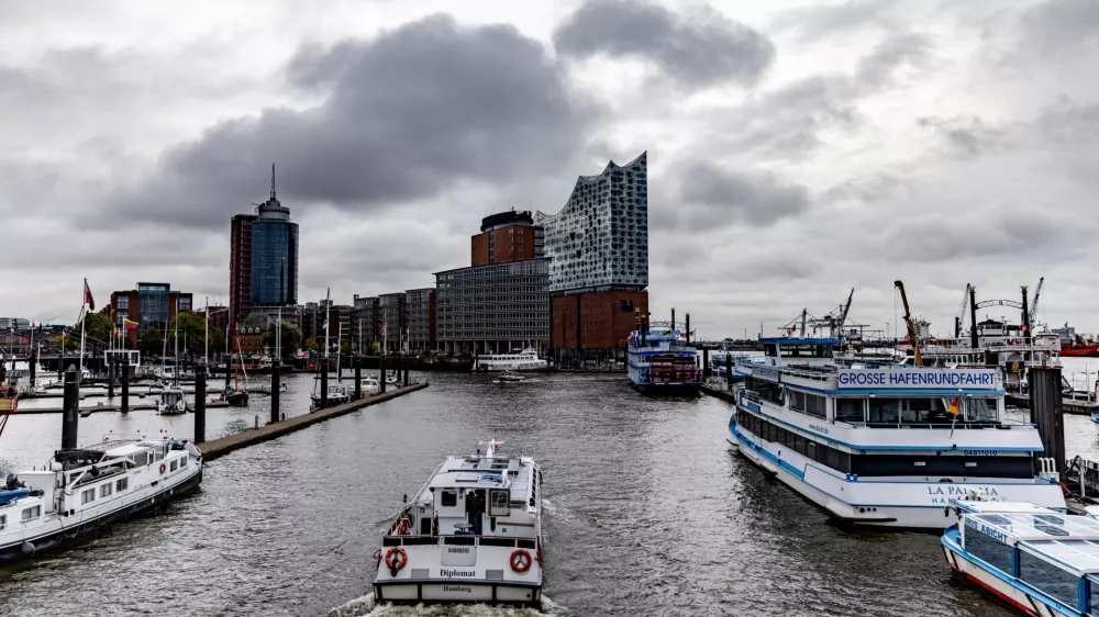 10 October 2024, Hamburg: Dark rain clouds pass over the port of Hamburg and the Elbphilharmonie concert hall. In parts of Germany, ex-hurricane "Kirk" brings gloomy autumn weather. Photo: Axel Heimken/dpa