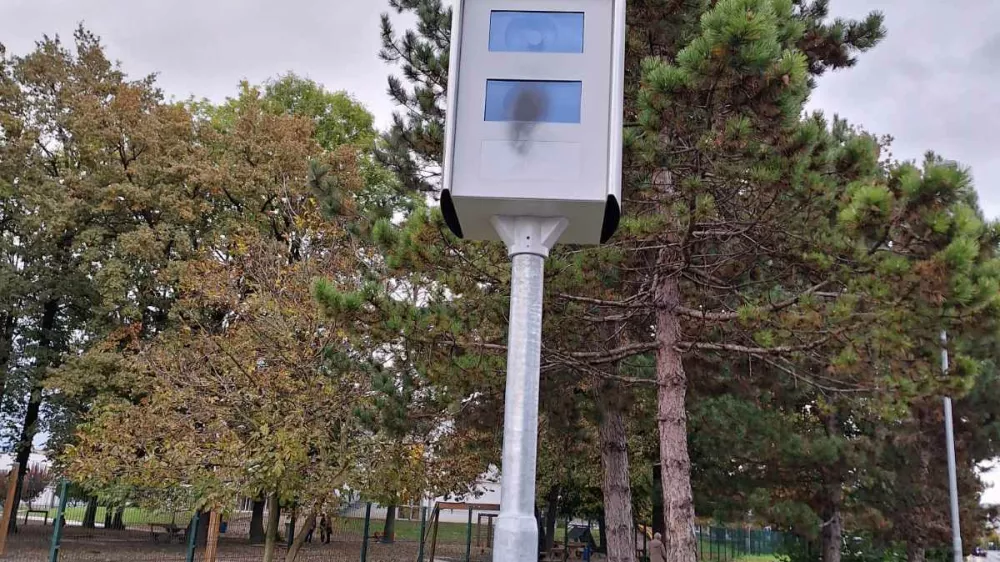 Poškodovani radar. Foto: občina Domžale