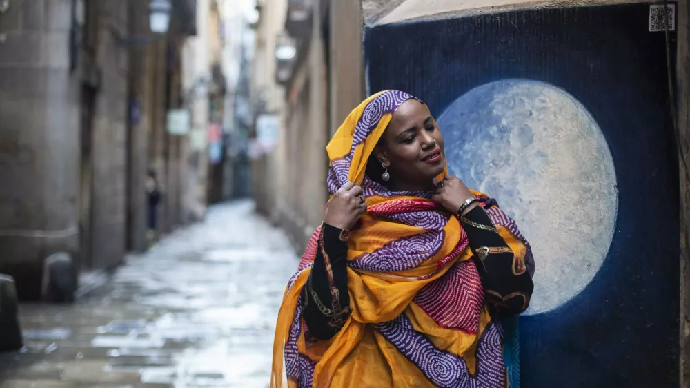 Zahodnosaharska pevka Aziza Brahim bo v nedeljo nastopila v Cankarjevem domu. Foto: Ana Valino