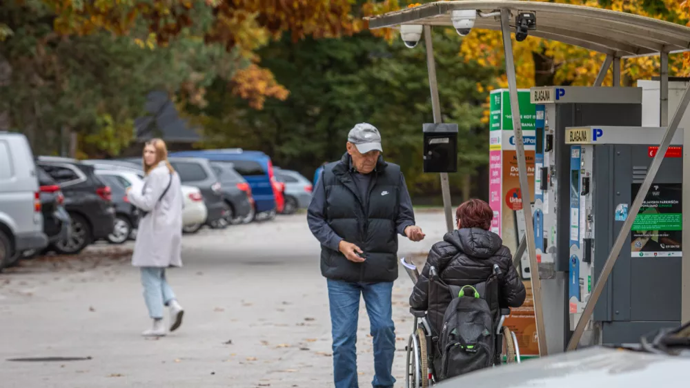 10.2024 - reportaža za Objektiv Beračenje - prosjačenje - berač - prodaja Kralji ulice - Parkirišče TivoliFOTO: Luka Cjuha