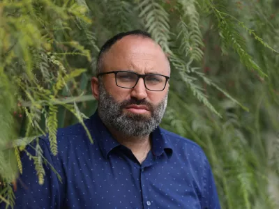 Issa Amro uči Palestince, kako beležiti izraelske kr&scaron;itve človekovih pravic in nasilje izraelskih naseljencev nad Palestinci, ter to izpostaviti javnosti.