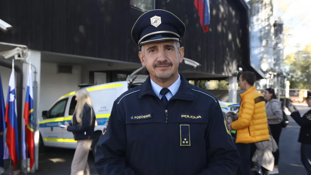 Janez Podobnik
načelnik PKP Ljubljana

Za nas ni pomembno, da konj preskoči ne vem koliko, temveč da je izurjen za tiste stvari, ki so pomembne za policijsko delo. Veliko nalog se opravlja v hodu, kar je najpočasnej&scaron;e gibanje konja.