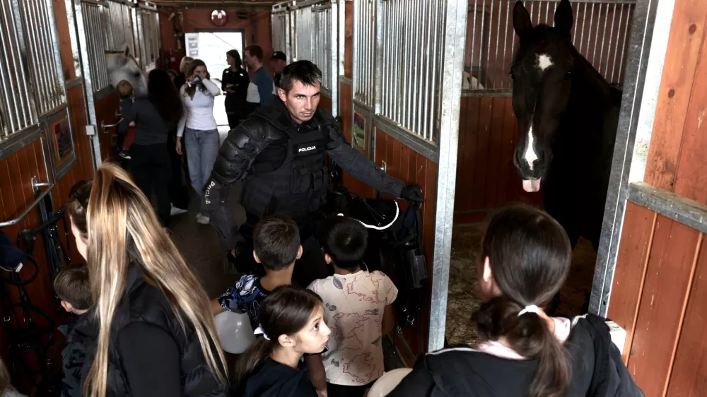 70. let Konjeni&scaron;ke policije Ljubljana; konji; policija; policija na konjih; konjeni&scaron;ka policija