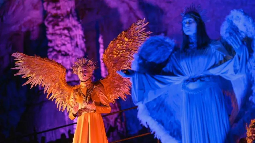 Žive jaslice v Postojnski jami. F M. Očko