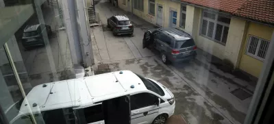 varovanje - prevoz obtoženih28.12.2022 - sojenje primer Kavaški klan - nadaljevanje predobravnavnih narokov domnevnim članom slovenskega dela Kavaškega klana, ta izvira iz Črne gore – tožilstvo očita, da naj bi vsaj od decembra 2018 do maja 2021 na območju več držav v okviru hierarhično organizirane kriminalne združbe na veliko trgovali z drogo. Foto: Tomaž Skale