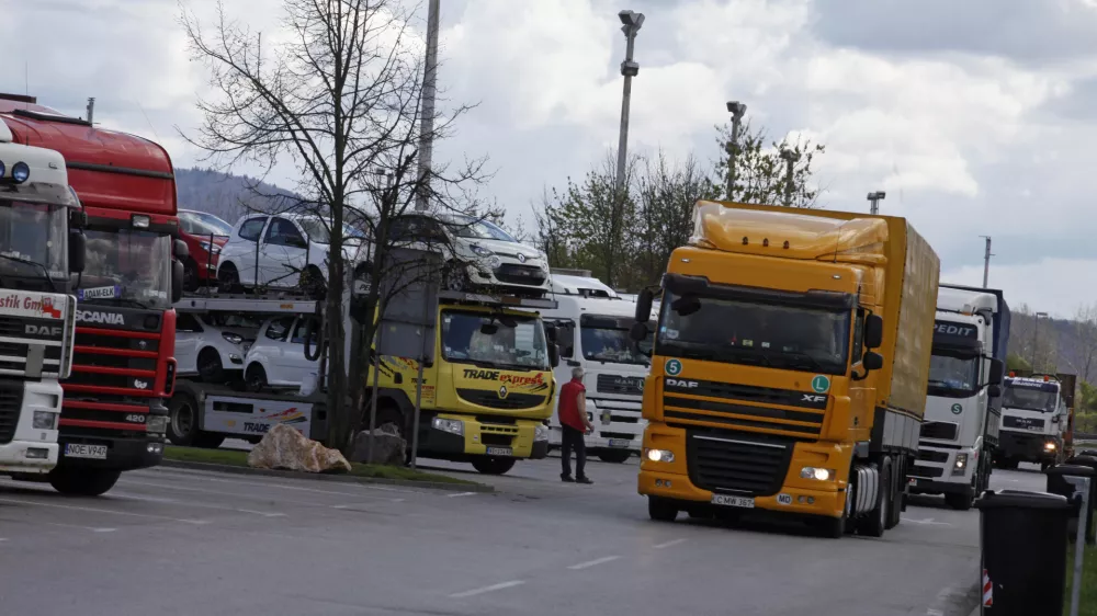 - Počivali&scaron;če Barje - parkiri&scaron;če za tovorna vozila - tovornjaki - kamioni, omejitev prometa na cestah -       //FOTO: Luka Cjuha