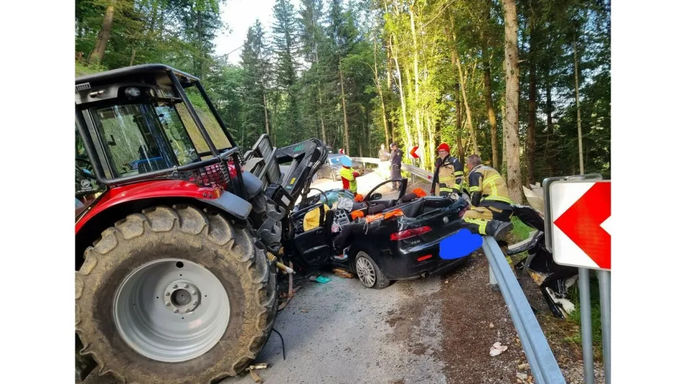 Vsako leto se na slovenskih cestah v povprečju zgodi 148 prometnih nesreč, v katerih so udeleženi vozniki traktorjev. &Scaron;tevilne, predvsem najhuj&scaron;e nesreče pa se niti ne zgodijo na cesti, temveč na polju, travniku, v gozdu &hellip; Foto: PGD Slovenske Konjice Q
