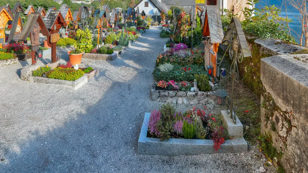 Stunning view of famous Hallstatt mountain village with Hallstatter lake. Old cemetery. Location: Hallstatt, Salzkammergut region, Austria, Alps. Europe. / Foto: Pilat666
