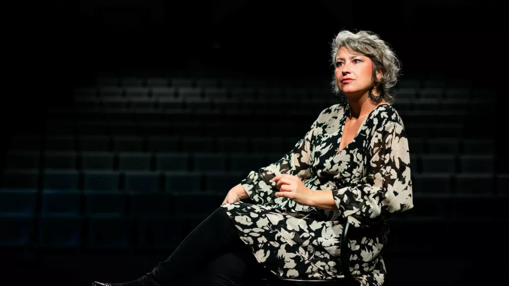 Saška Strnad, avtorica in režiserka

Vključevanje v gledališke predstave je ključni korak k večji družbeni sprejetosti, saj kulturni dogodki spodbujajo povezovanje, medsebojno sodelovanje ter zmanjšujejo družbeno izoliranost slepih in slabovidnih. Foto: Vesna Levičnik