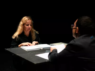 Bralna uprizoritev Remi, za katero je prolog napisal Srečko Kermavner, v glavnih vlogah pa sta zaigrala Anja Detiček kot Rozi in Luka Pavlin kot Frenk, ponuja edinstveno gledali&scaron;ko izku&scaron;njo. Foto: &Scaron;entjakobsko gledali&scaron;če