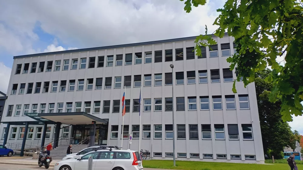 Na kranjskem okrožnem sodišču se je nadaljevalo sojenje zaradi večkratnega streljanja na stanovanjsko hišo v Škofji Loki. Foto: Tina Jereb