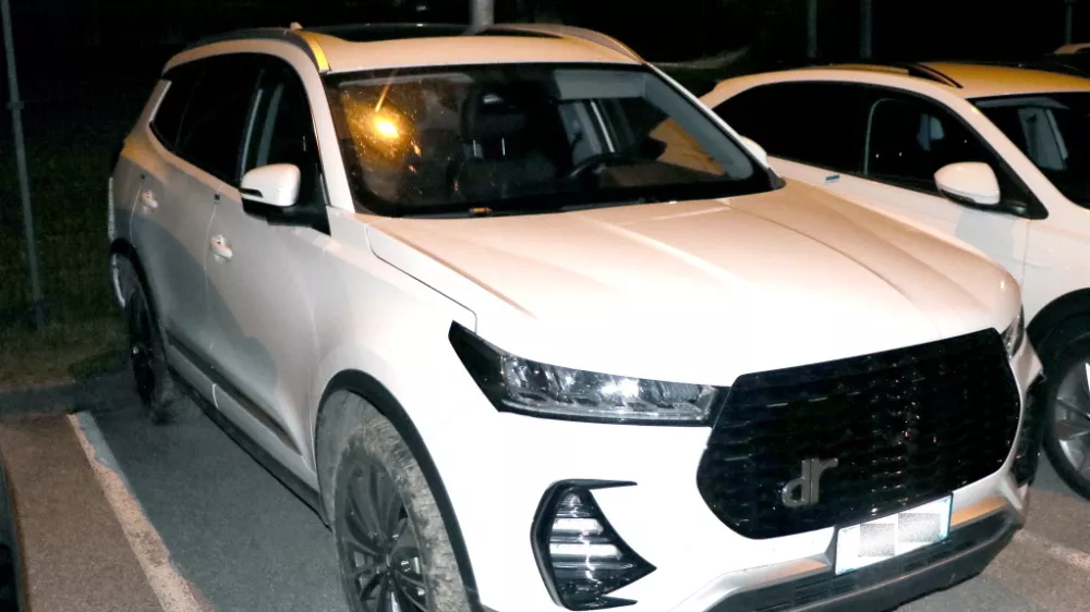 Avtomobil, s katerim so prevažali migrante. Foto: PU Novo mesto