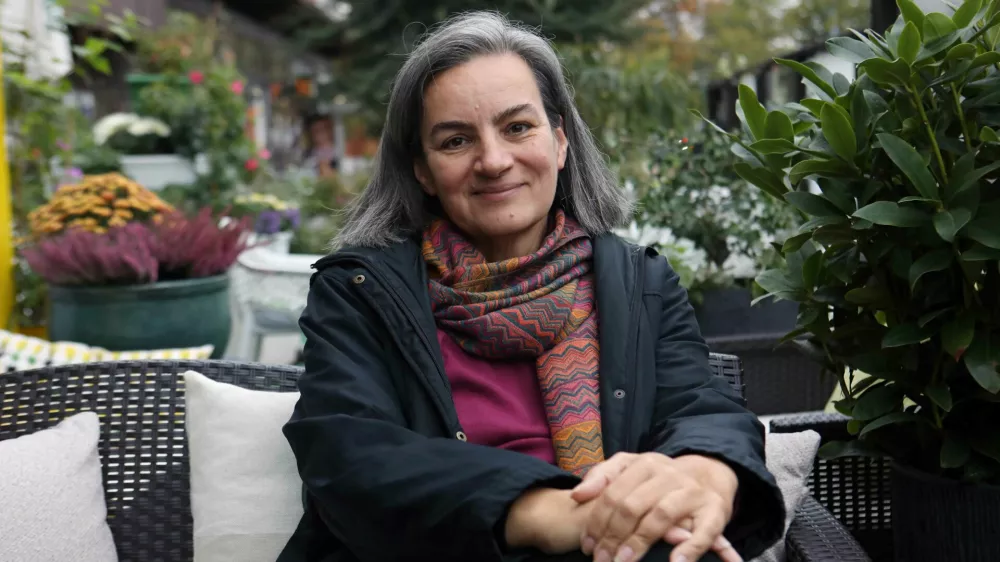 Afrodita Hebar Kljun, predsednica organizacijskega odbora Čipkarskega festivala Ljubljana

Izobraženci, plemstvo in premožni ljudje so imeli stike s tujino in tako je tudi znanje klekljanja prišlo v Ljubljano. Seveda najprej v višje sloje prebivalstva.