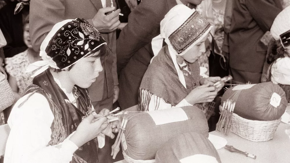 Junija 1961 je v Križankah potekalo tudi tekmovanje, tekmovalni vzorec pa je bil čipka, podobna dežničku. Foto: arhiv Večera