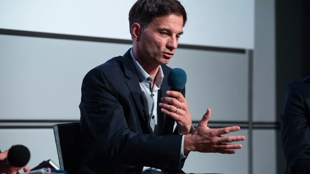 Primož Kokalj, direktor in solastnik tiskarne Etiketa

Imamo že 55 odstotkov lastnikov v pokoju in ti niso enako zavzeti kot zaposleni. Hkrati pa nimamo modela, ki bi vzpostavil notranje lastništvo na dolgi rok, da bi z mladimi zaposlenimi vzdrževali to notranje lastništvo.