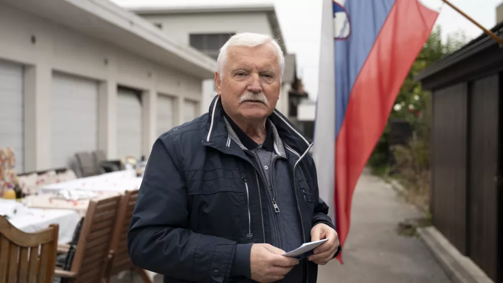 Boris Žnidarič

»To sosesko smo ustvarjali z iskrenimi odnosi, sočutjem, solidarnostjo in z medsebojnim spoštovanjem. To so vrednote, ki jih gojimo še danes. Verjamemo v takšno sobivanje in iskreno človeško prijateljstvo.«  Foto: Nik Erik Neubauer