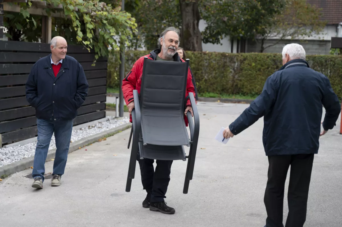 Stanovalci soseske so poskrbeli, da je bilo okoli obložene mize tudi dovolj stolov za sedenje. Foto: Nik Erik Neubauer