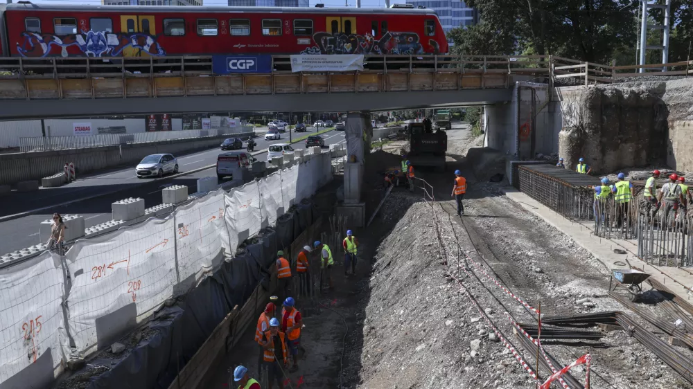 - 08.08.2024 - Ogled gradbi&scaron;ča nadomestnega železni&scaron;kega nadvoza na Dunajski cesti - gradbi&scaron;če, železnica, delavci, gradnja, infrastruktura, vlak //FOTO: Jaka Gasar