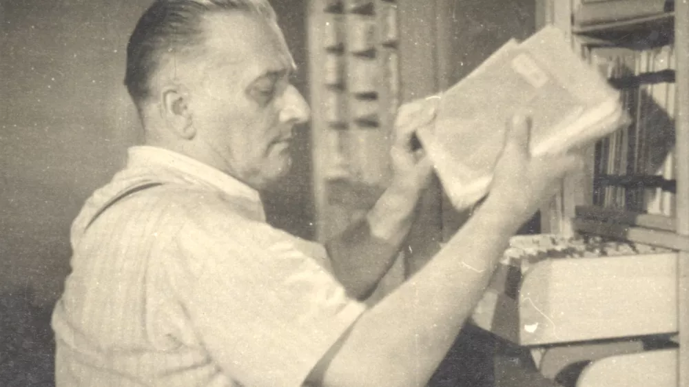 France Marolt v prostorih inštituta, današnjega Glasbenonarodopisnega inštituta ZRC SAZU Foto: arhiv inštituta