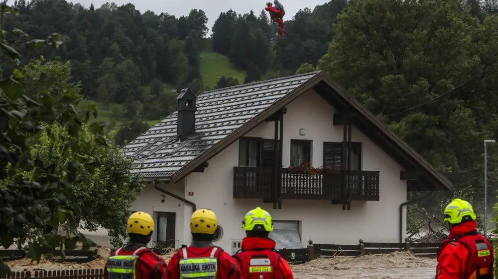 - Poplavljeno naselje Sorška cesta v Škofja Loki.- Reševanje družine iz poplavljene hiše z vojaškim helikopterjem.- 04.08.2023. Močno deževje in hude ujme so zajele vso Slovenijo in povzročile hude poplave, plazove in zastoje v prometu..//FOTO: Bojan Velikonja