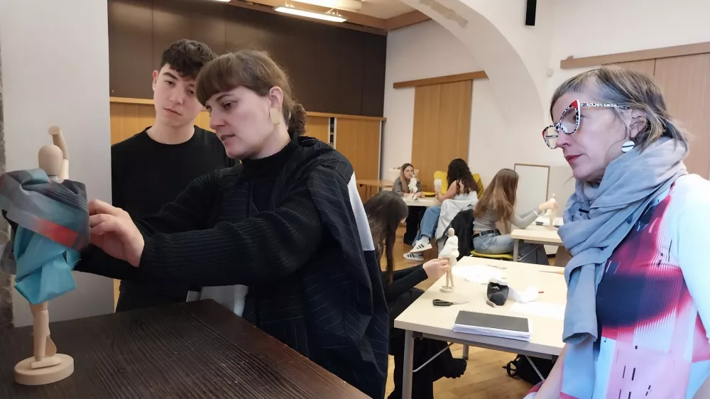 Mentorici Tanja Devetak (na desni) in Nika Ravnik, ki sta vsako delo dijakov strokovno ocenili, sta bili zadovoljni z videnim.  Foto: Vesna Levičnik