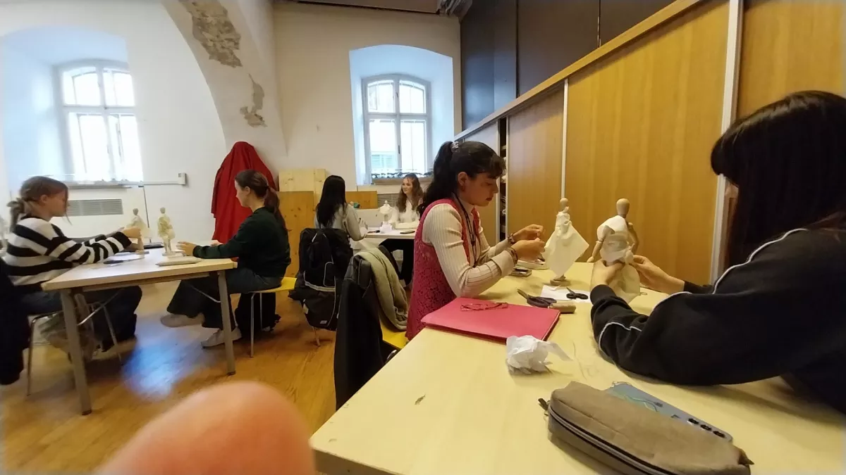 Dijaki tretjega letnika Srednje šole za oblikovanje in fotografijo Ljubljana so se odzvali povabilu na delavnico, ki sta jo pripravili modni oblikovalki Tanja Devetak in Nika Ravnik.  Foto: Vesna Levičnik