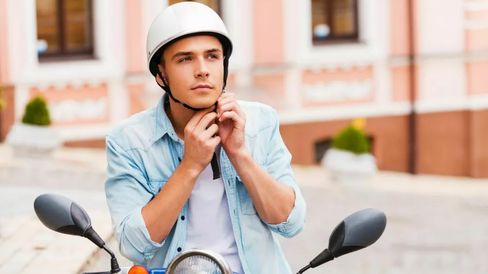 Čelada na fotografiji je bolj za okras kot za resno zaščito. / Foto: Istock