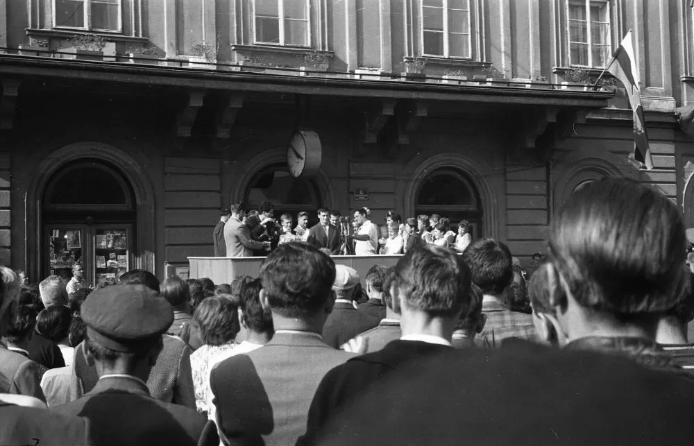 leto 1961 - 16. avgustNavdušenje ob prihodu novega evropskega prvaka v vajah na orodju Mira Cerarja v LjubljanoMiro Cerar / Foto: Marjan Ciglič