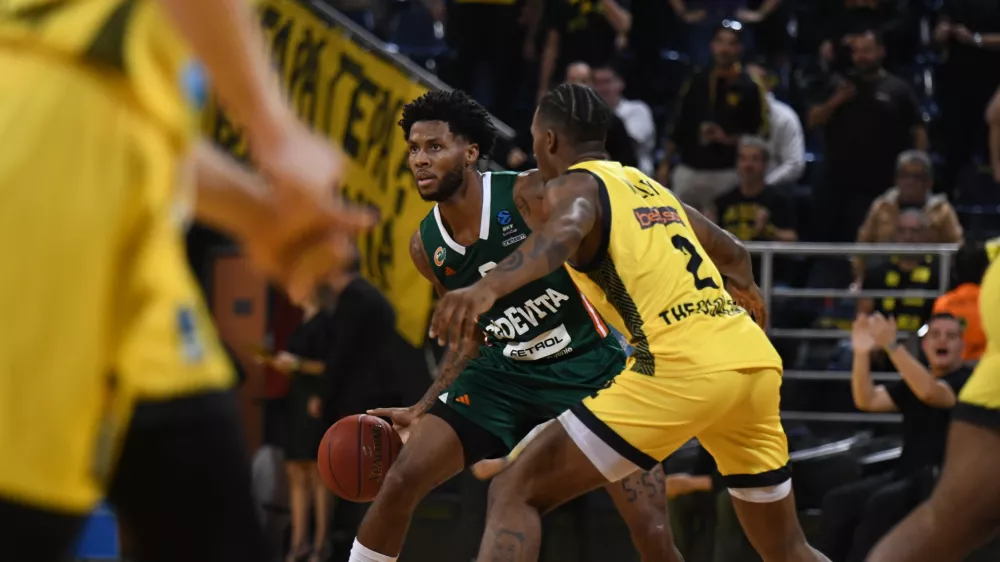 Olimpijin DJ Stewart je bil z dobro igro na obeh straneh igri&scaron;ča v drugem polčasu pomemben faktor pri zmagi Ljubljančanov proti Arisu. Foto: KK Cedevita Olimpija / Tine Ružič