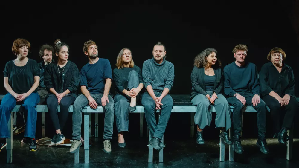 Igralski kolektiv avtorskega projekta Jata v režiji Žige Divjaka sestavljajo Janja Majzelj, Blaž Šef, Lara Wolf, Vito Weis, Maruša Oblak, Matej Recer, Lina Akif, Primož Bezjak, Damjana Černe in Iztok Drabik Jug. Foto: Ivian Kan Mujezinović