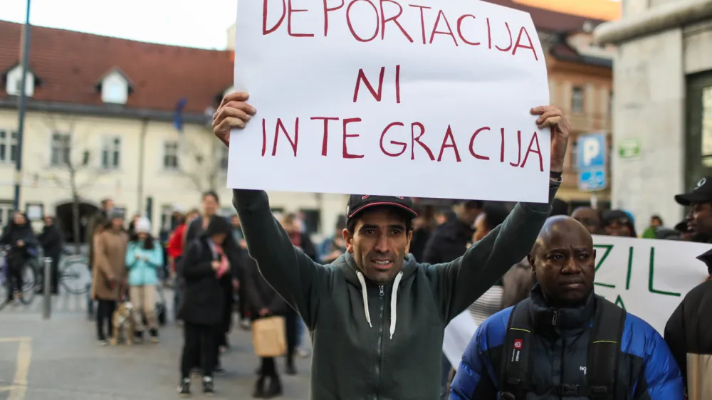 transparent DEPORTACIJA NI INTEGRACIJA- 28.03.2023 – protest  v Ljubljani - protestni shod proti diskriminatornim ukrepom, povezanim z zakonom o tujcih, in težavam, s katerimi se srečujejo prosilci za azil, ki ga pripravljajo nekatere civilnodružbene organizacije, sindikati in prosilci za azil; //FOTO: Bojan Velikonja