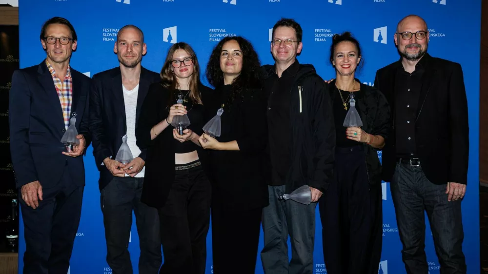 Z vesnami nagrajeni ustvarjalci filma Odrešitve za začetnike: Marko Mandić, Mitja Ličen, Mila Bezjak, Sonja Prosenc, Primož Hladnik, Katarina Stegnar in Boris Benko. F Katja Goljat, Matjaž Rušt
