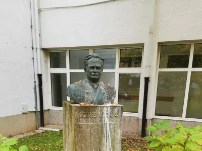 Komemoracije pred kipom Borisa Kidriča, ki je nekoč stal pred Osnovno &scaron;olo Savsko naselje, letos ne bo, saj so kip prestavili v notranjost &scaron;ole. Foto: Arhiv Združenja borcev za vrednote NOB Savsko naselje