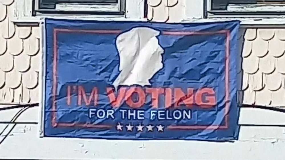 Pročelje hiše v Bedfordu: "Glasoval bom za zločinca!"