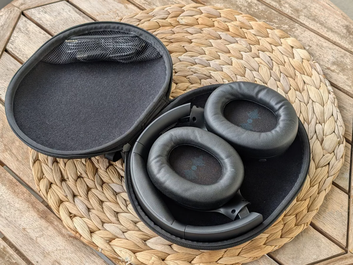 Slu&scaron;alke se zelo lepo pospravijo v priloženo torbico, ki je v&scaron;ečna in priročna.